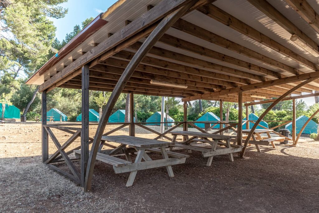 porxo-cobert-campament-la-victoria