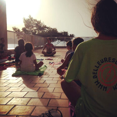 infants-practicant-ioga-al-campament-destiu