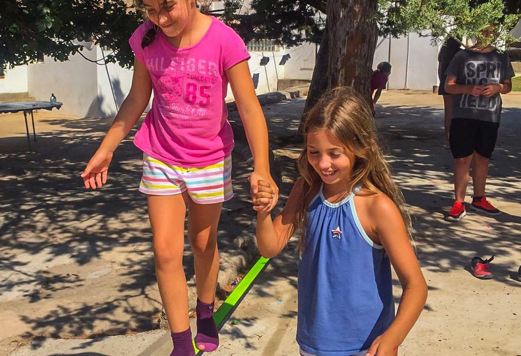 actividad-slackline equilibrio-encima-del-slackline