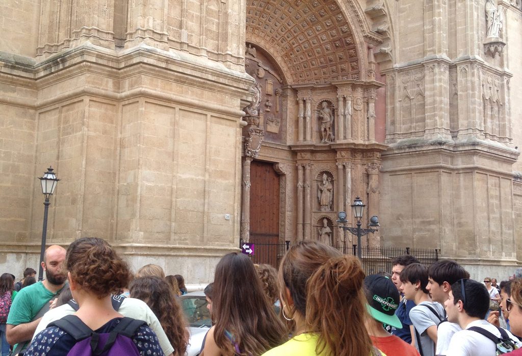 estudiants-visitant-la-seu-de-palma